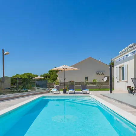 Zarello With Private Pool Next To The Sea Split