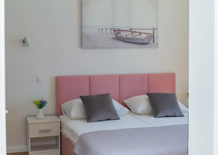 Zarello With Private Pool Next To The Sea 펜션 스플리트
