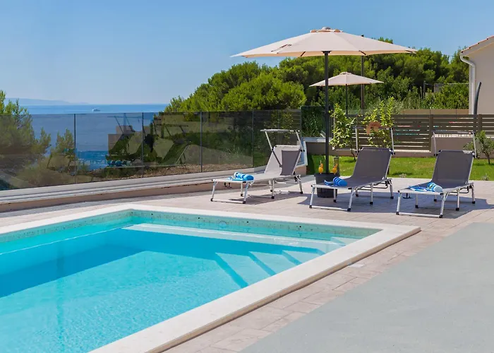 Zarello With Private Pool Next To The Sea * 스플리트