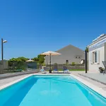 Zarello With Private Pool Next To The Sea Σπλιτ