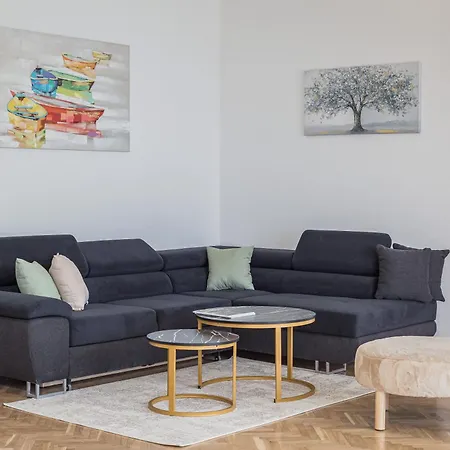 Zarello With Private Pool Next To The Sea Hébergement de vacances *