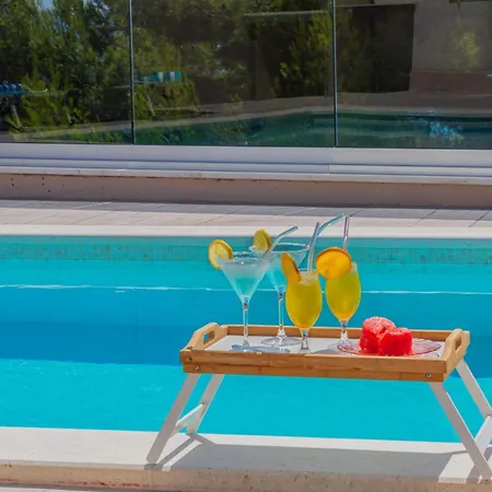 بيت للعطل Zarello With Private Pool Next To The Sea سبليت