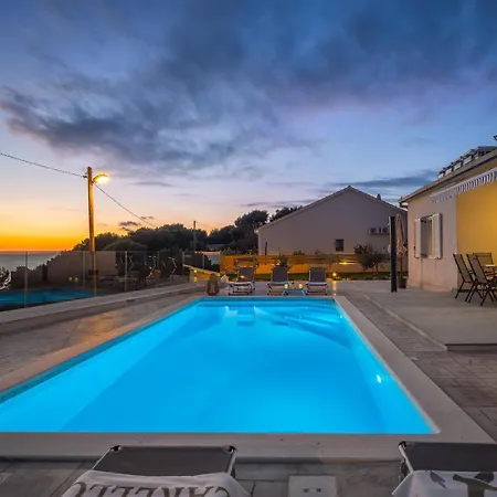 بيت للعطل Zarello With Private Pool Next To The Sea سبليت