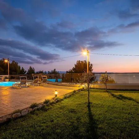 بيت للعطل Zarello With Private Pool Next To The Sea *