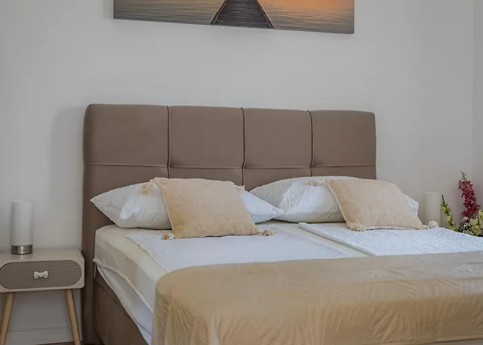 Zarello With Private Pool Next To The Sea * Split