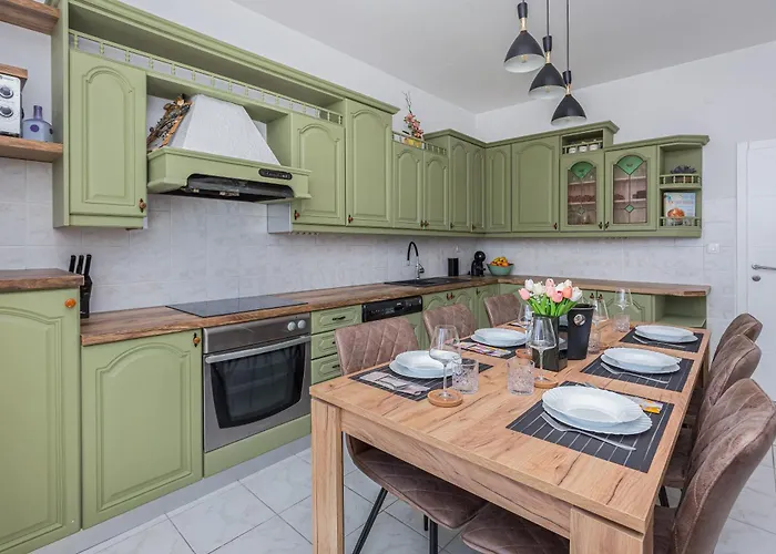 Zarello With Private Pool Next To The Sea Hébergement de vacances Split