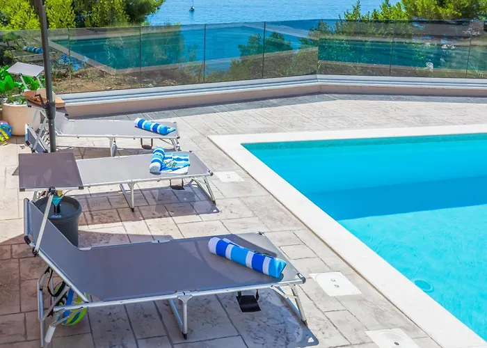 Zarello With Private Pool Next To The Sea Hébergement de vacances *