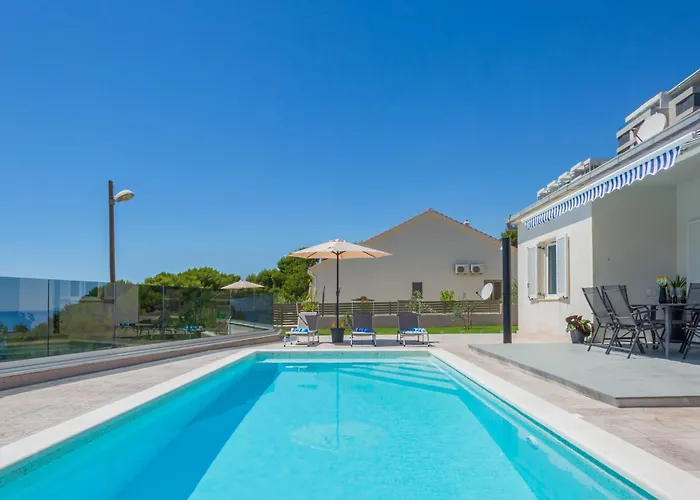 Zarello With Private Pool Next To The Sea Split