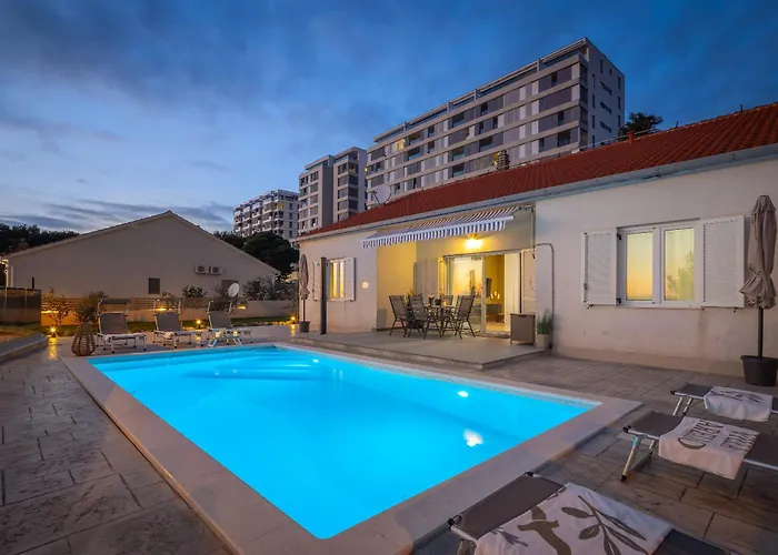 Zarello With Private Pool Next To The Sea Hébergement de vacances Split